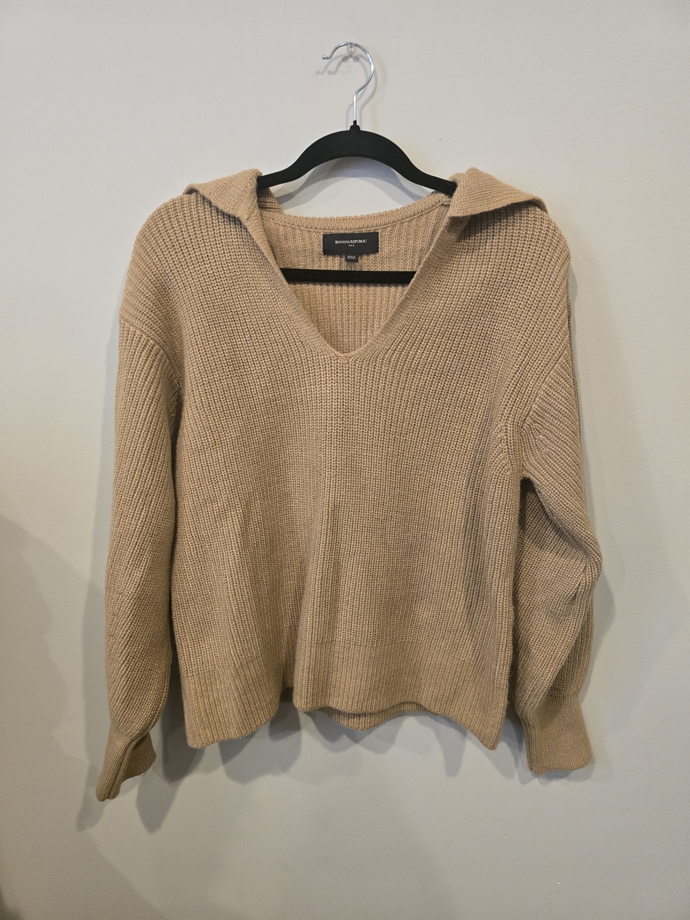 Banana Republic Beige V-Neck Knit Sweater Size Medium
